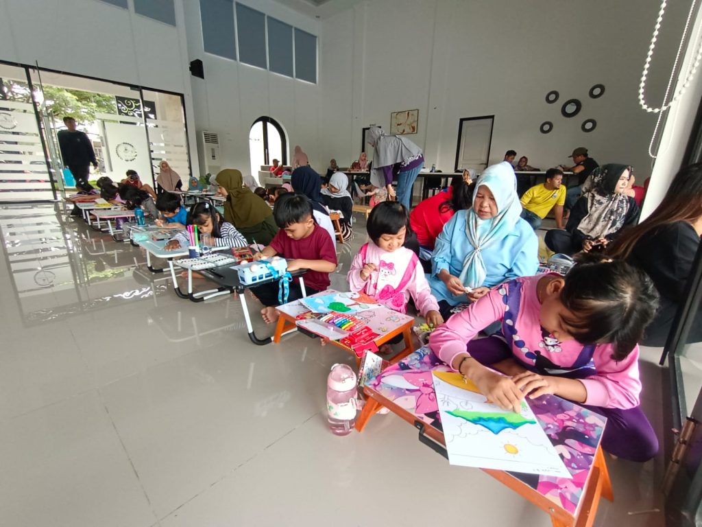 puluhan anak sedang mewarnai