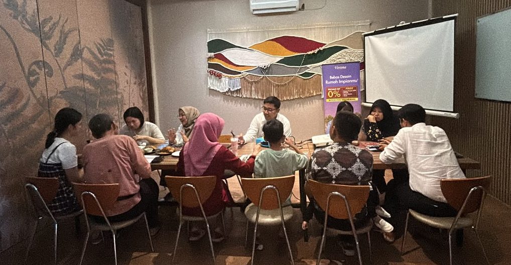 Suasana diskusi pada exclusive gathering kolaborasi Verona Hills dan CIMB Niaga Preferred di Olive Bistro, Cirebon.